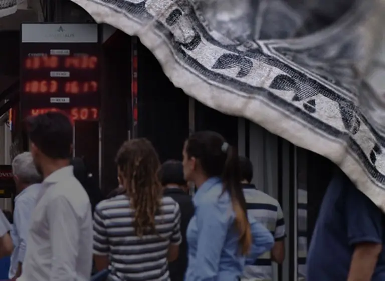 Encuesta de economistas: PBI de 0,2%, inflación de 30% y dólar a $15,70