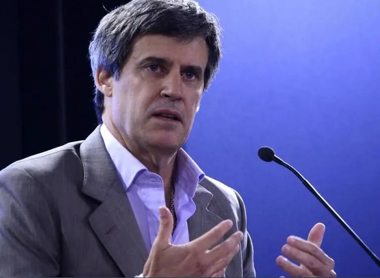 Tras suba del dólar, el plan de Prat Gay sigue con shock en tarifas y fuerte freno a la "maquinita" de imprimir billetes