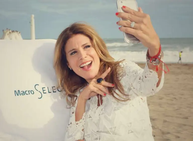 Flavia Palmiero divertida con las selfies en el "After Beach" de Macro Selecta