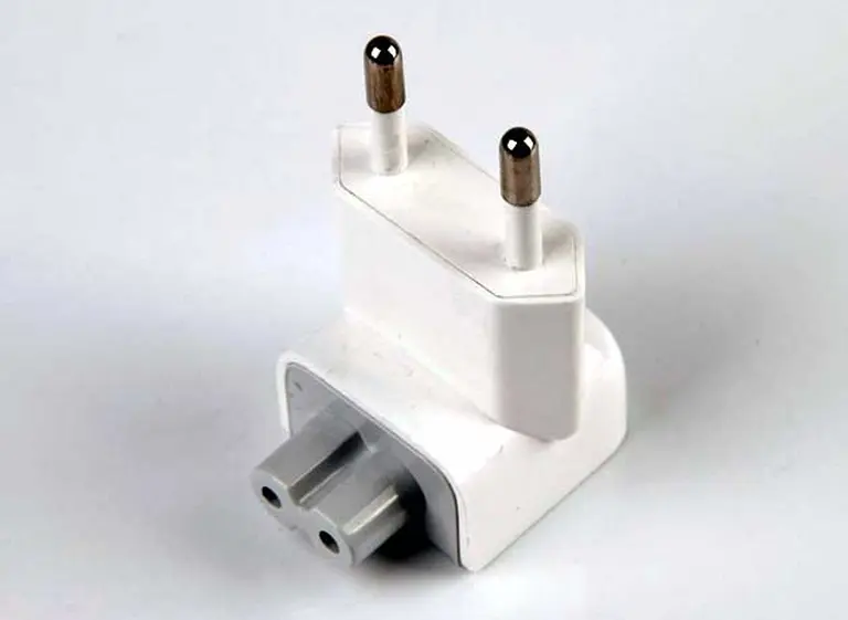 Apple retira cargadores por riesgo de electrocución en paí­ses, incluida la Argentina