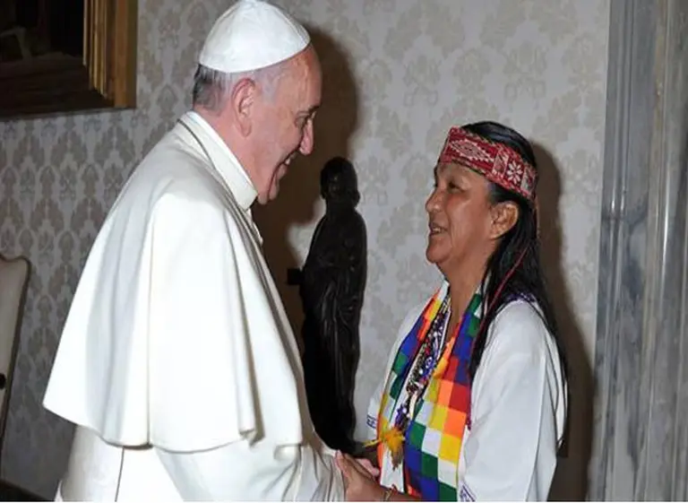 El Papa le mandó un rosario bendecido a Milagro Sala y desató la polémica
