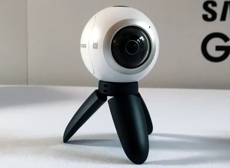 Samsung lanza Gear 360, la "cámara que capta cómo es el mundo real"