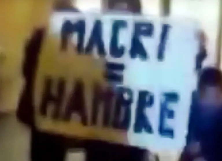 Una murga K protestó contra Mauricio Macri en Roma