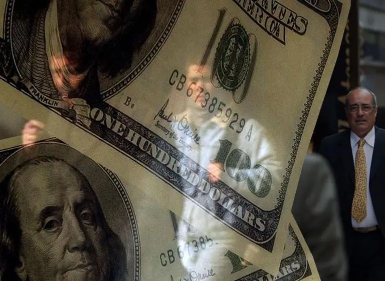 El dólar mayorista bajó a $15,20 y en la semana retrocedió 60 centavos