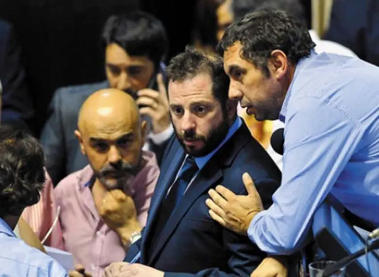 Insultos, golpes y un arma de fuego en una pelea entre diputados K