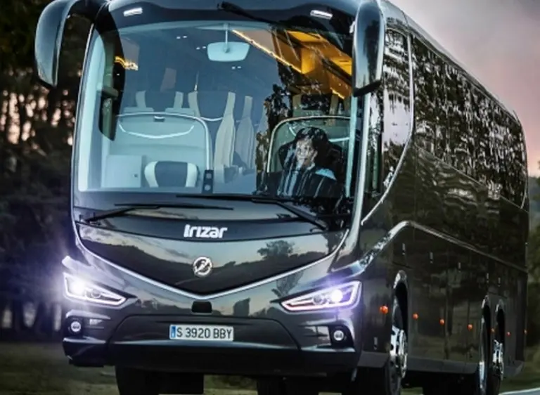 Cómo es la "Ferrari" de 40 plazas que traslada a los futbolistas en Europa