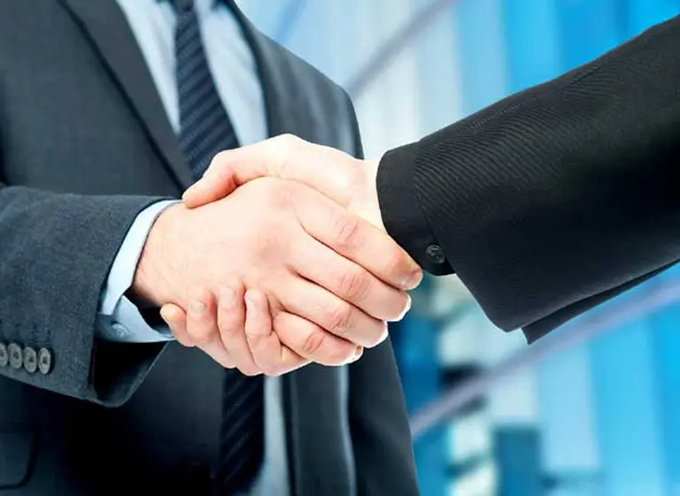 El Grupo América y Alpha Media oficializaron la compra de la radio FM Blue 100.7