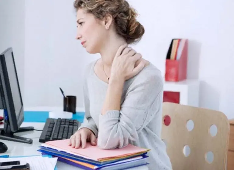 "Columnas de oficina": las consecuencias del estrés y de adoptar una mala postura