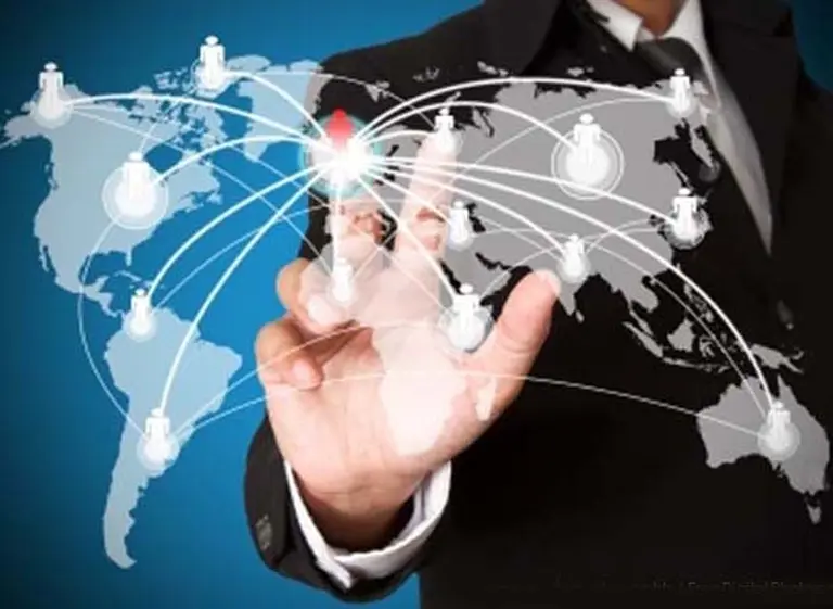 Por qué los expertos en empleo advierten que el mundo del trabajo se volvió "chato"