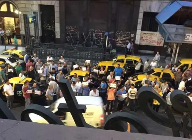 Larreta lanza la app del GCBA para solicitar taxis que compite con Uber