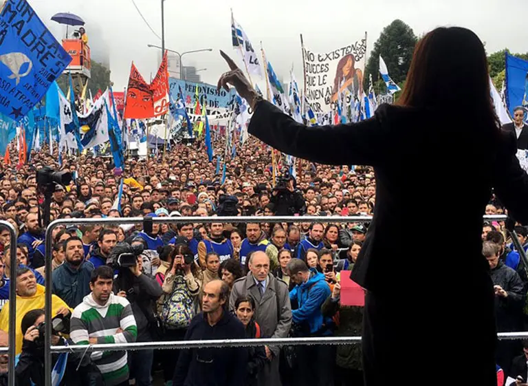 Con un fuerte discurso, CFK volvió al centro de la escena: "Me pueden meter presa pero no me van a callar"