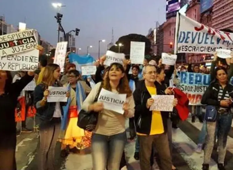 Contramarcha: manifestantes en el Obelisco pidieron la detención de Cristina Kirchner