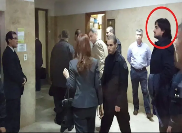 Quién es el "falso Máximo" que acompañó a la ex presidenta en Comodoro Py