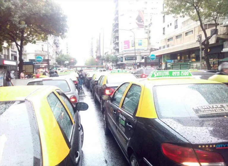 Por primera vez, la Justicia procesó a un taxista "caza Uber"