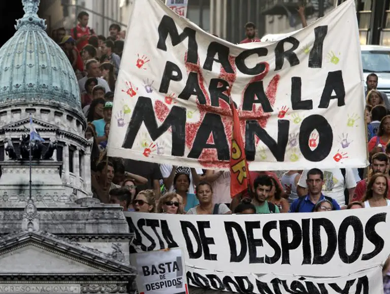 El desempleo vuelve al centro de la escena: se acrecienta la polémica por el plan oficial de "semiflexibilización"