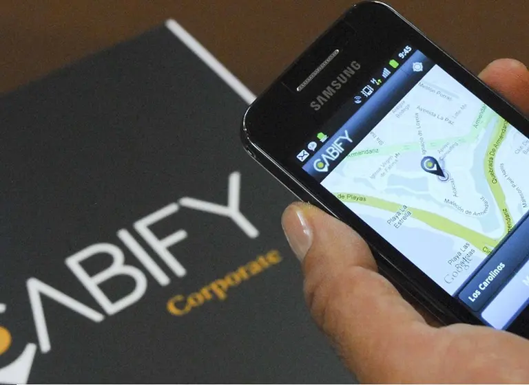 Sobre llovido, mojado: llega Cabify, nueva app que compite con Uber