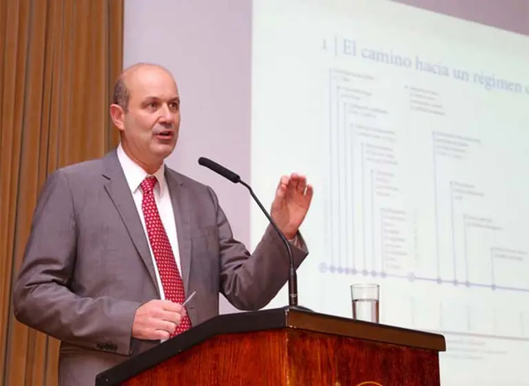 Sturzenegger desmintió "internas" y aseguró que tasa de 38% no está reñida con la reactivación