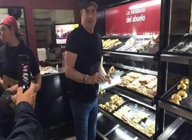 John Travolta está en la Argentina: facturas en Castelar, cena en Puerto Madero, y fotos con fans