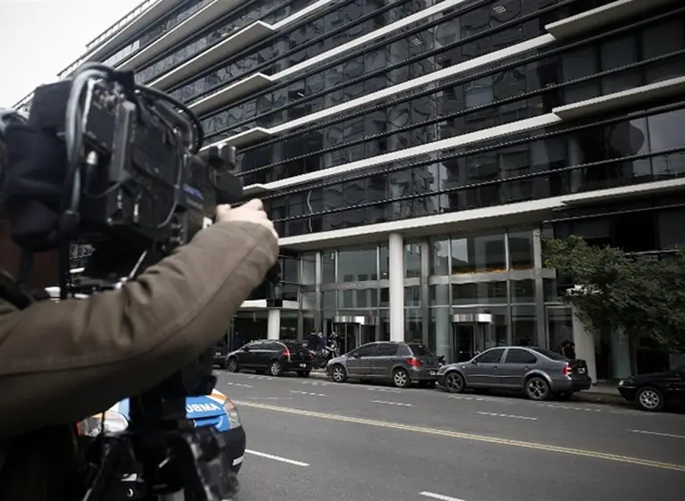 Allanaron las oficinas de la firma que administra los departamentos de Cristina