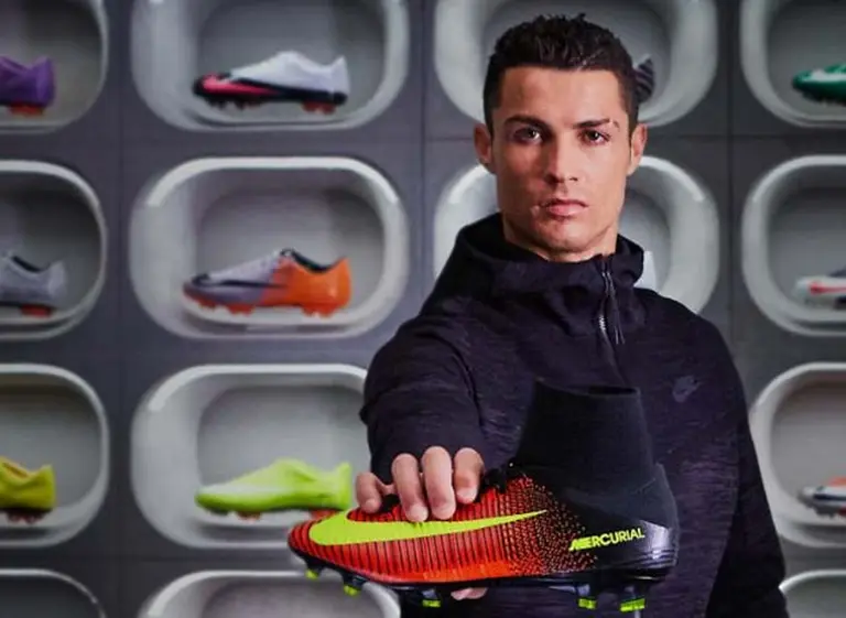 Cristiano Ronaldo "guarda" sus botines en un bestial auto argentino