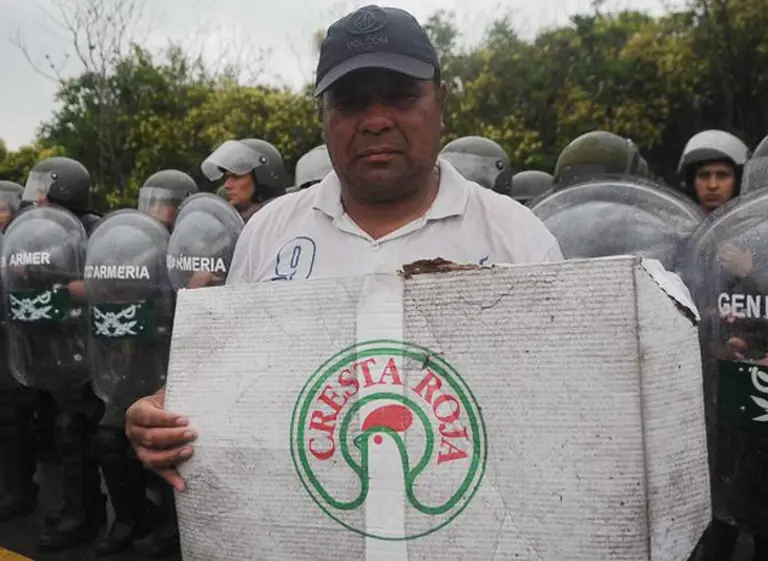 Operarios toman la planta de Cresta Roja en Esteban Echeverrí­a