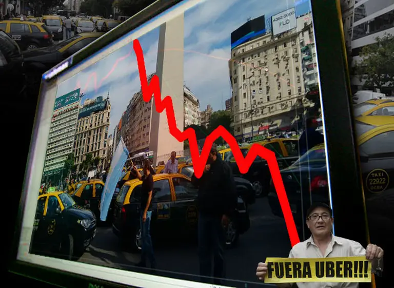 La fuerte competencia de Uber derrumbó el precio de las licencias de los taxis