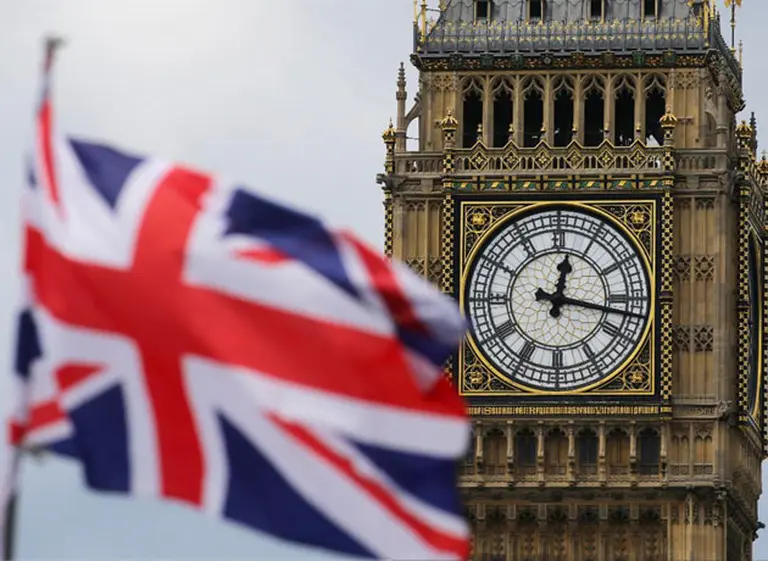 La libra cayó 6% en pocos minutos y generó alerta en el Reino Unido