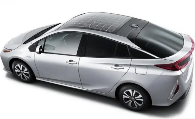 Cuando calienta el sol: conocé el Toyota que trae paneles solares en el techo