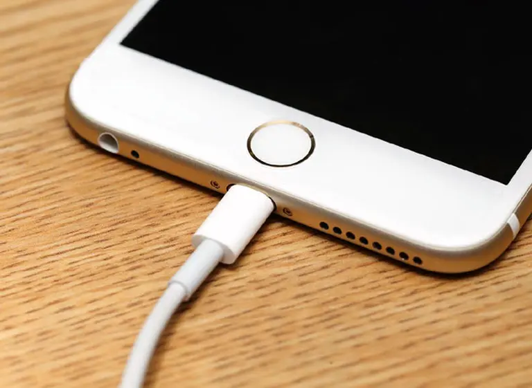 ¿Se puede usar el móvil mientras se está cargando?: verdades y mentiras