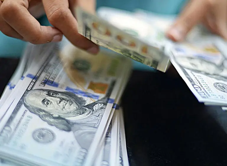 Con pocos negocios, el dólar operó al alza: cotizó a $28,78 promedio