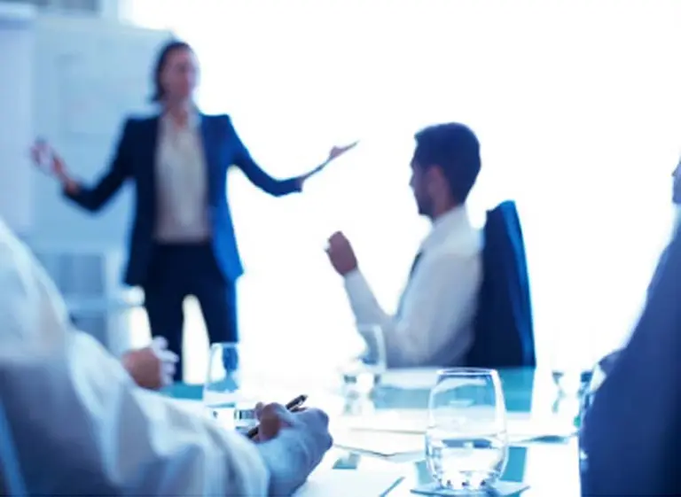 Cinco maneras de impresionar al jefe durante una reunión importante