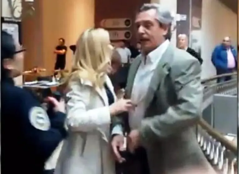Video: escracharon a Alberto Fernández cuando paseaba por un shopping