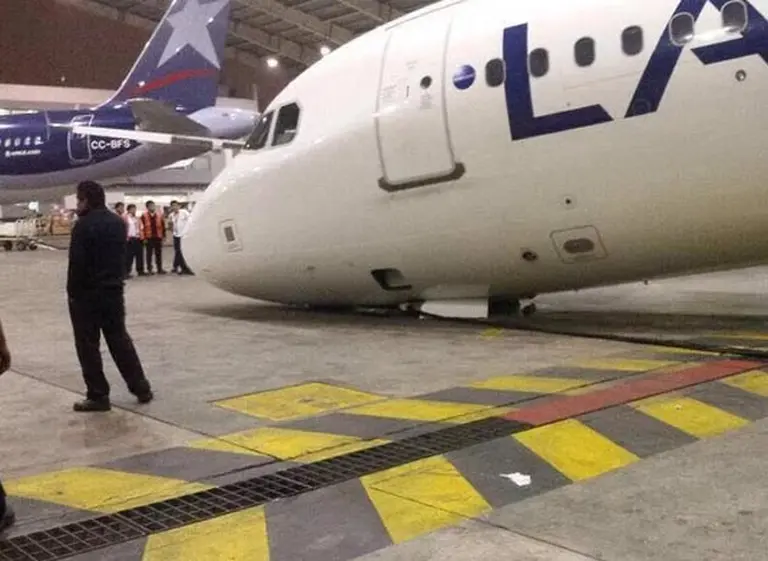 Impactante incidente con un avión de LATAM Argentina en Lima