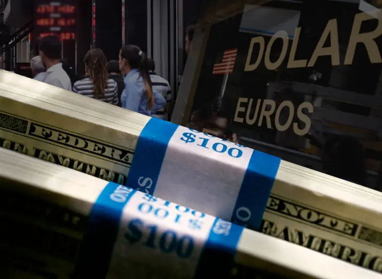 Dólar retrocedió a $16,22 por ventas genuinas de bancos oficiales