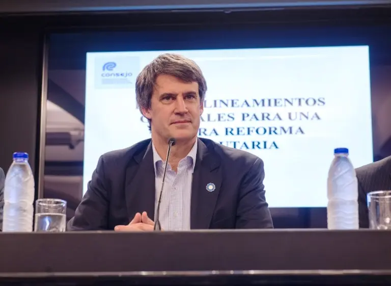 Prat-Gay, en reunión de la Comisión de Análisis para la Reforma Tributaria