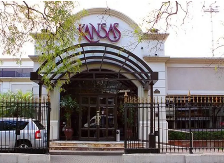 Escándalo gremial: empleados del restaurant Kansas se negaron a dar servicio