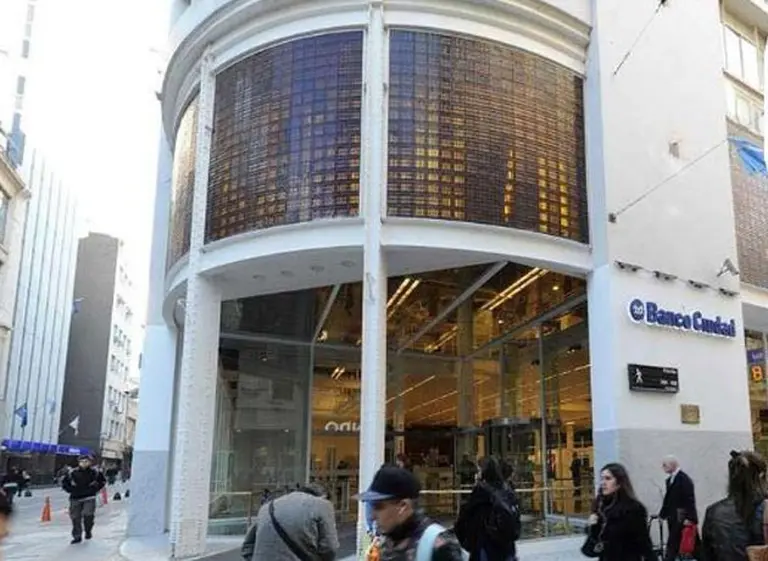 Así­ luce la renovada "caja de cristal", el emblemático edificio del Banco Ciudad