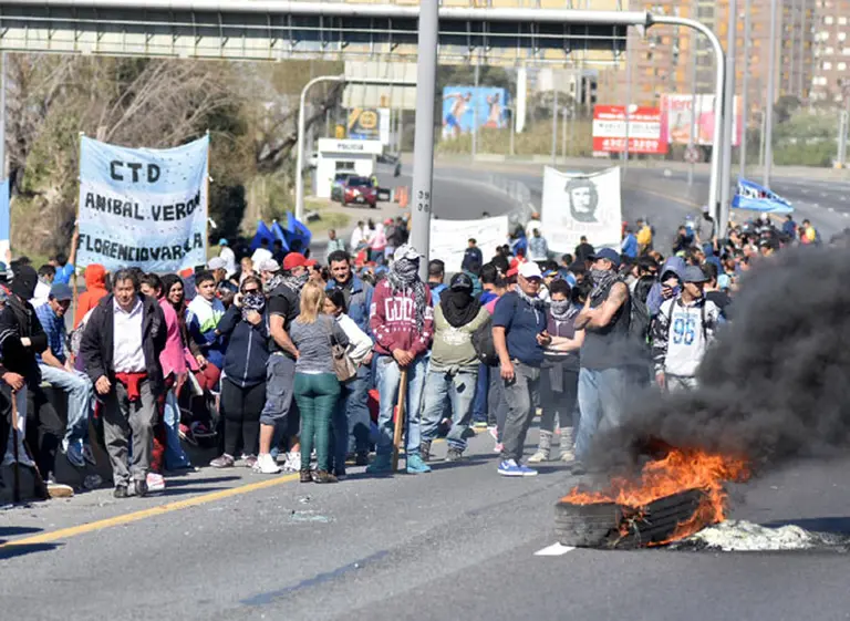 Violento desalojo de un piquete en la Autopista Buenos Aires-La Plata