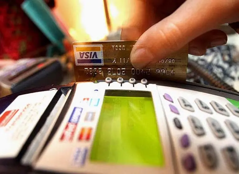 Por la presión oficial, 14 bancos ponen en venta a la dueña local de Visa