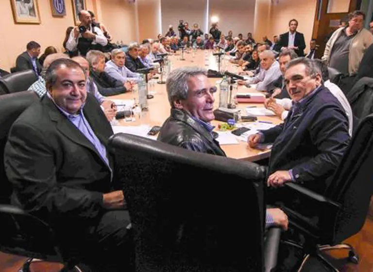 Con el respaldo de las provincias, el Gobierno recibe a la CGT para desactivar el paro general