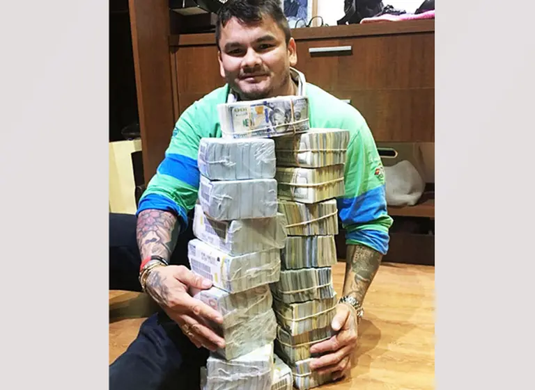 A lo Mayweather: el "Chino" Maidana posó con una montaña de dólares
