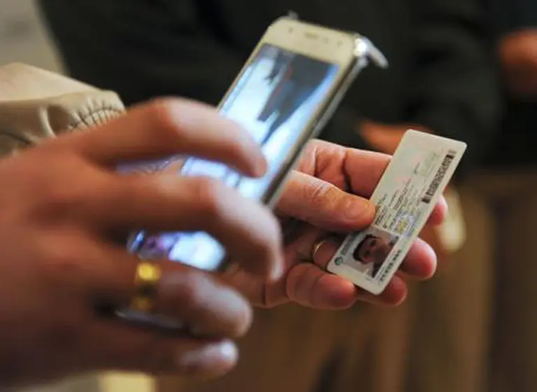 Empiezan a controlar con celular los DNI al ingresar a estadios de fútbol