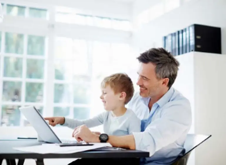 Ocho de cada 10 padres cambió su rutina laboral al tener hijos