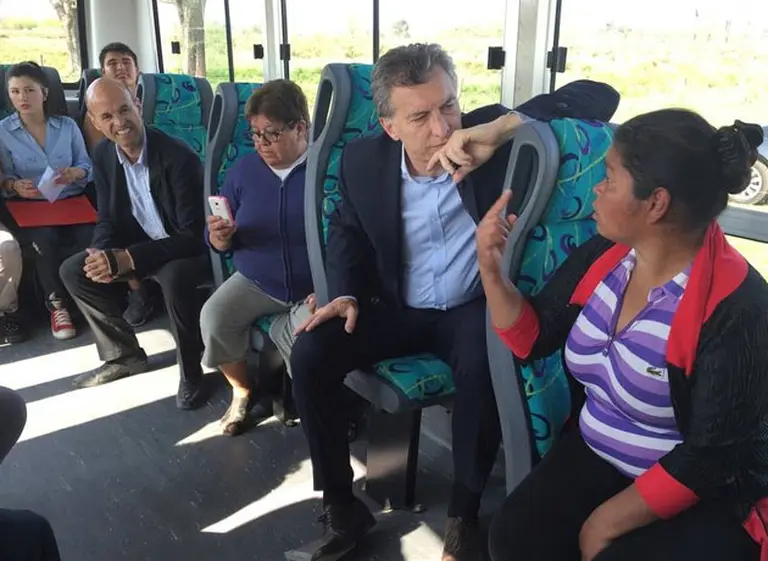 Mauricio Macri viajó en la lí­nea 520 de Pilar y conversó con vecinos