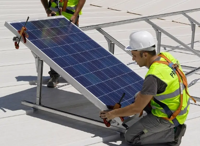 Para paliar el déficit, el Gobierno quiere que hogares le vendan electricidad a la red