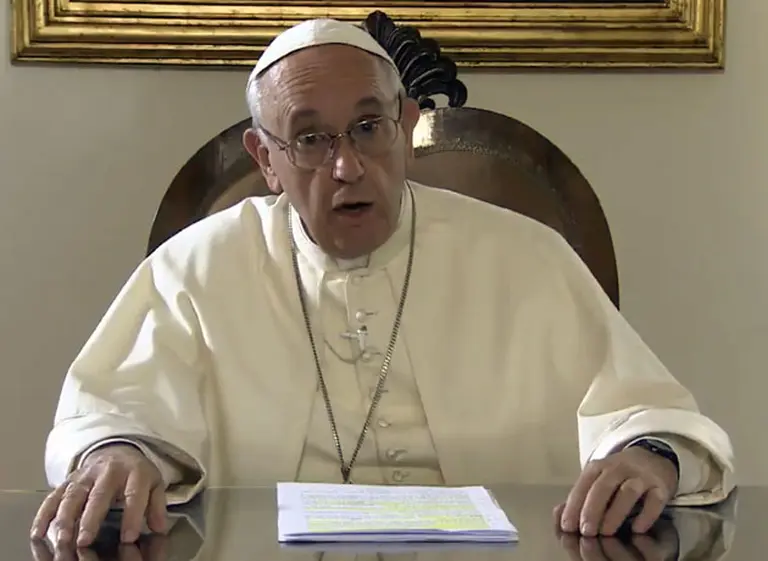 El papa Francisco alentó a movimientos populares a rebelarse contra el sistema económico