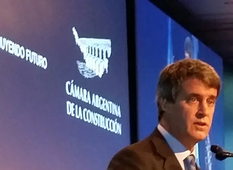 Prat Gay ve luz al final del túnel: ante empresarios afirmó que la economí­a "dejó de caer en el tercer trimestre"