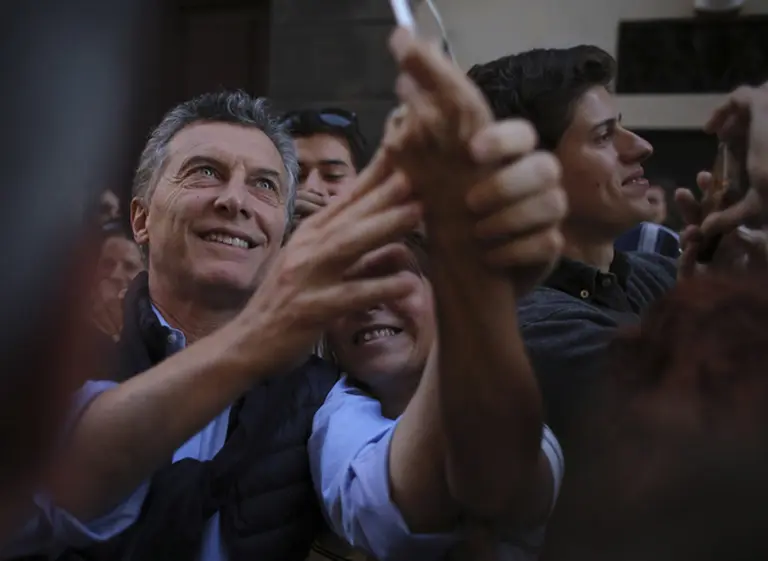 Las selfies enseñando los dedos pueden suponer un problema de seguridad