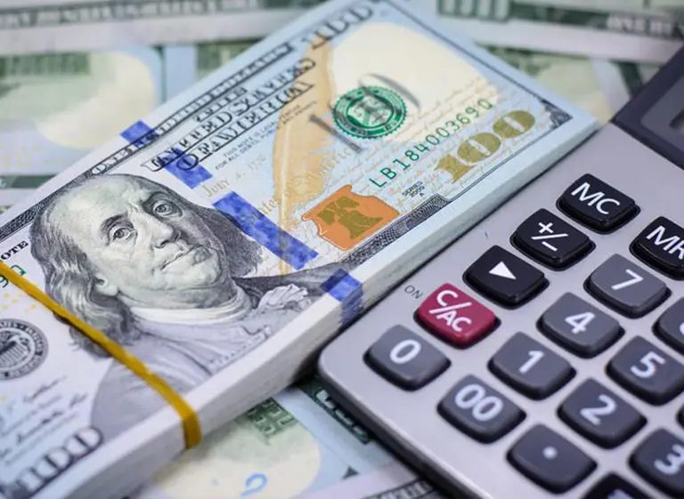 Al blanquear efectivo, se gana 27% en dólares en 10 años, con multa incluida