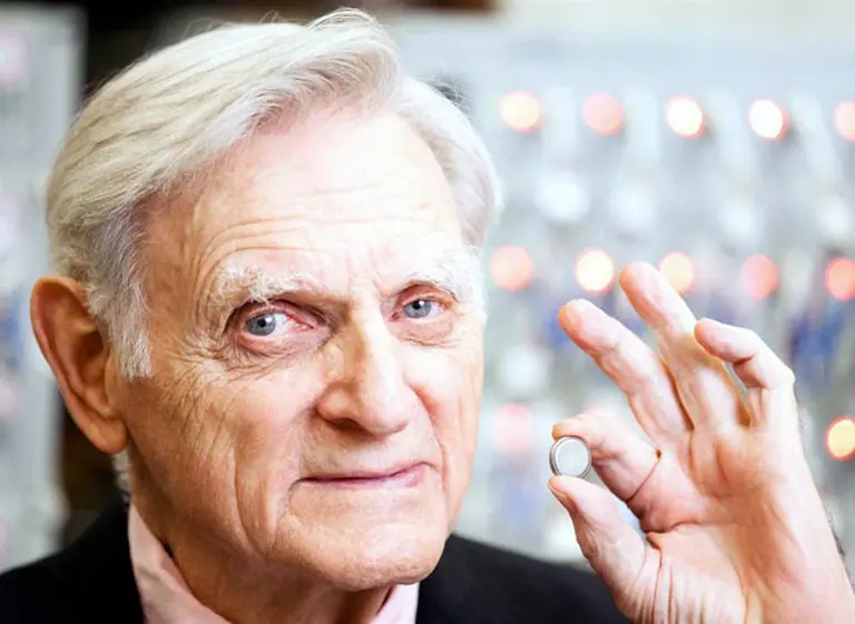 Este es el inventor de la baterí­a de los celulares que no tiene teléfono